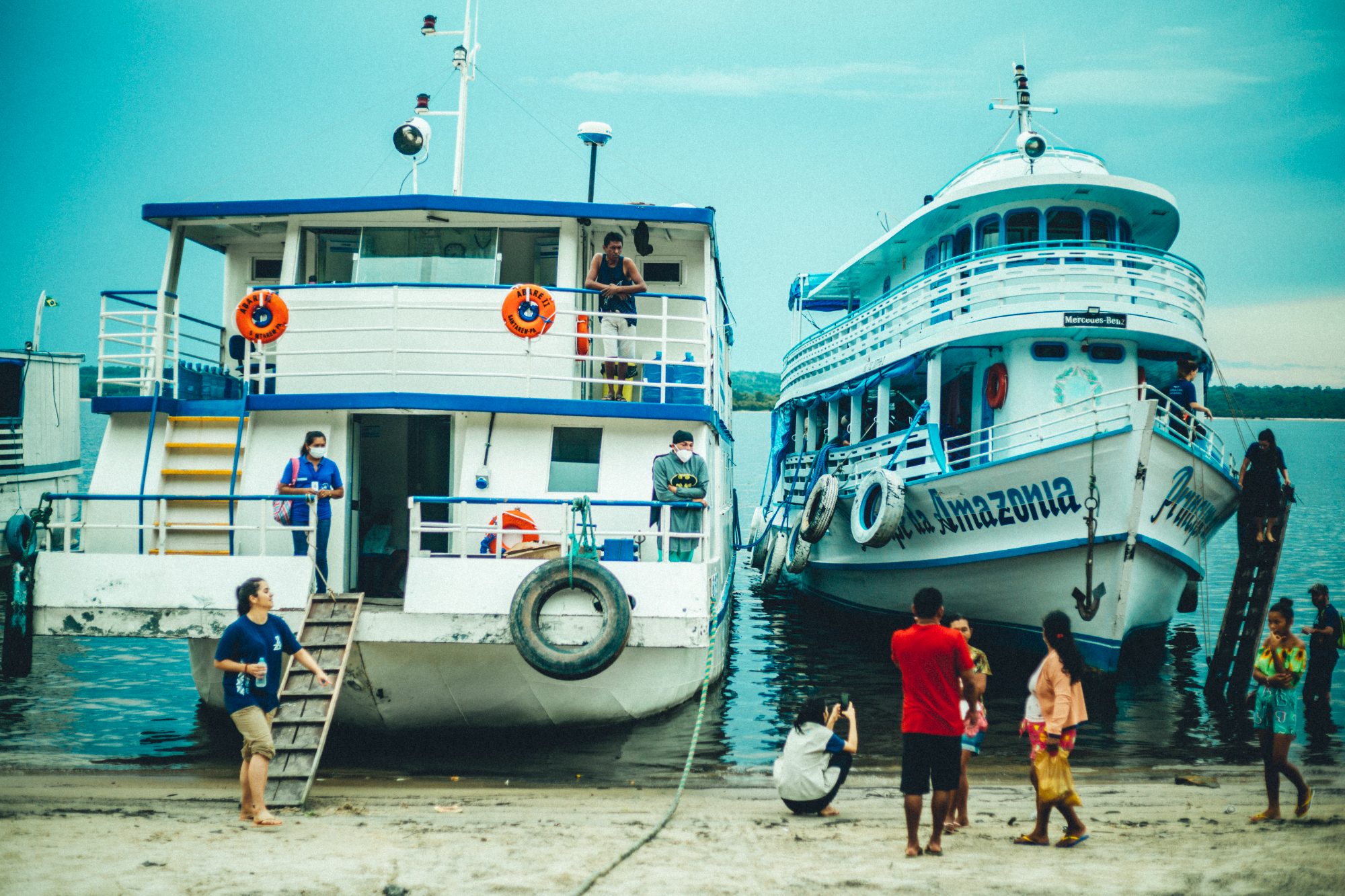 Barcos que servem de base às expedições, atracados às margens do Tapajós