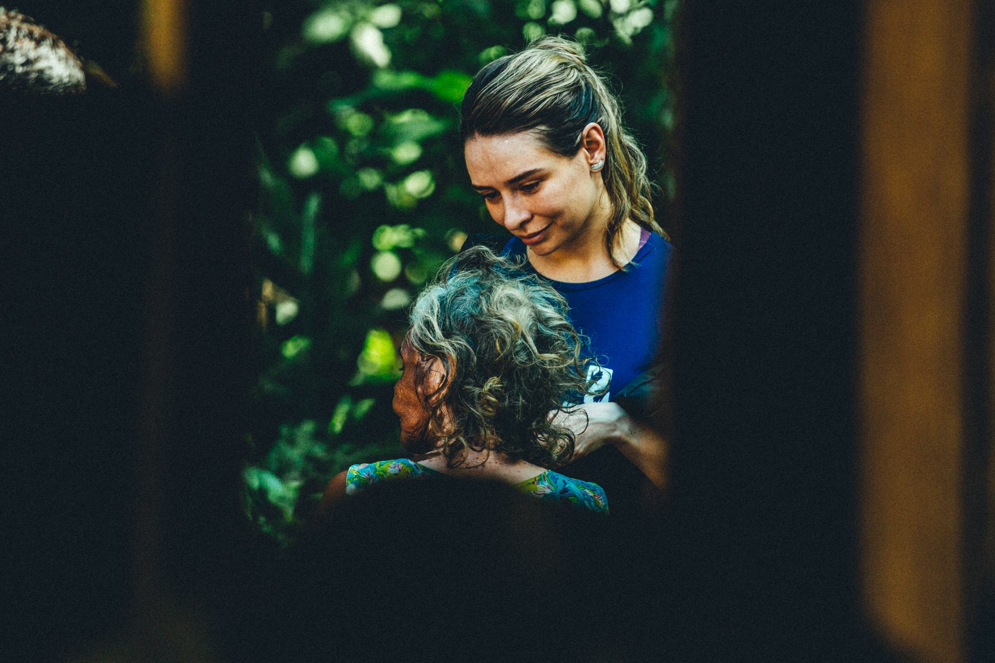 Voluntária acolhe uma paciente idosa em uma comunidade da floresta